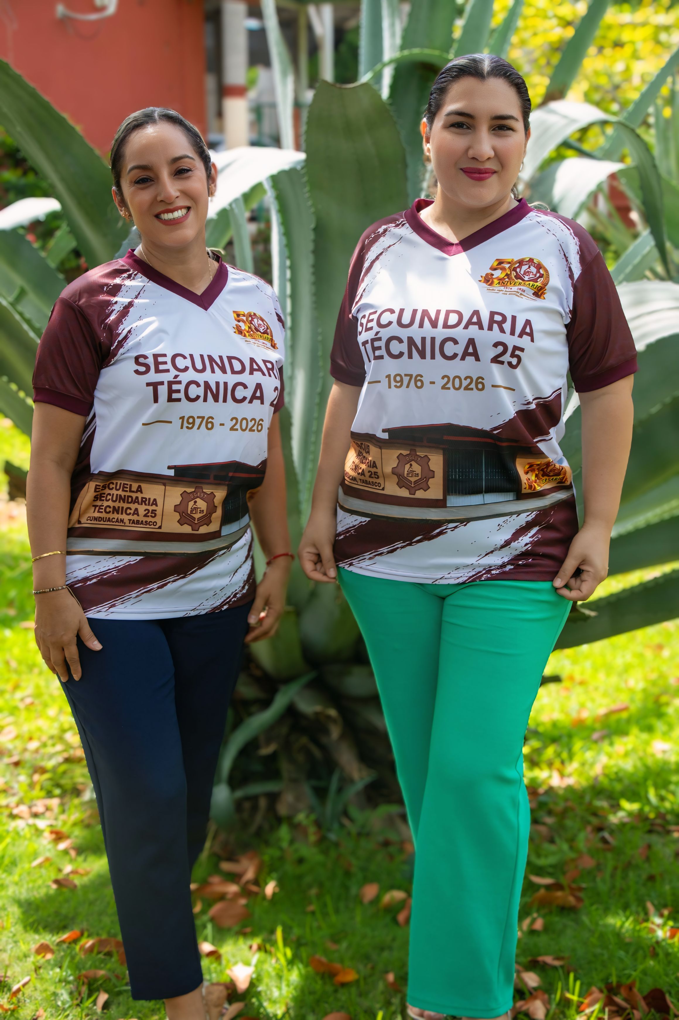 Dos integrantes de la comunidad modelan la camiseta conmemorativa del 50 aniversario